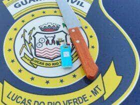 Suspeito agrediu segurança, tentou fugir sem pagar por produto e voltou ao estabelecimento com uma faca para cumprir ameaça; ele foi detido próximo a uma igreja