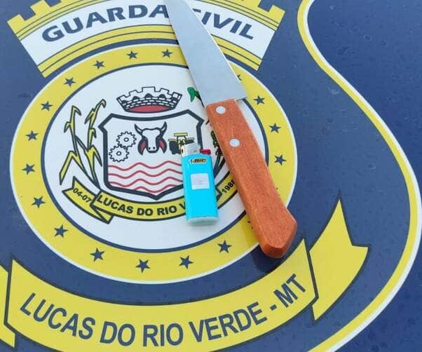Suspeito agrediu segurança, tentou fugir sem pagar por produto e voltou ao estabelecimento com uma faca para cumprir ameaça; ele foi detido próximo a uma igreja