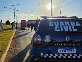 Acidente ocorreu no cruzamento das avenidas dos Desbravadores e Vitória Régia, no bairro Bandeirantes; GCM prestou os primeiros socorros até a chegada do Corpo de Bombeiros