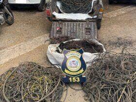 Denúncia anônima levou agentes da Guarda Civil Municipal a flagrante; operação resultou na apreensão de mais de 100 kg de cobre queimado, fios novos e mais de R$ 3 mil em dinheiro