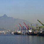 Atracação de navios no Caís do Porto do Rio de Janeiro, guindaste, container.