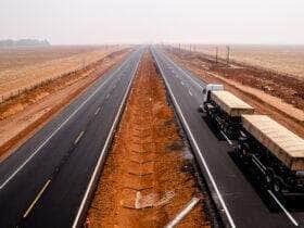 Carreta tomba às margens da BR-163 e carga de milho é derramada