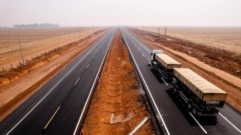 Colisão na BR-163: Carro capota após tentativa de ultrapassagem forçada em Sinop