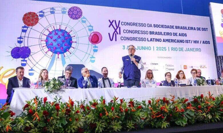O ministro da saúde, Alexandre Padilha, participa da cerimônia de abertura do XV congresso da sociedade brasileira de DST – XI congresso brasileiro de AIDS e VI congresso latino americano IST/HIV/AIDS .