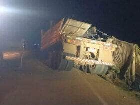 Motorista desviou para evitar colisão frontal com caminhão que fazia ultrapassagem indevida; carga foi perdida e trecho ficou interditado por mais de uma hora