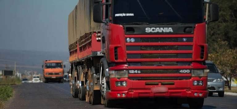 carreta frete trafego rodovia
