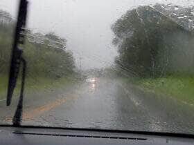 Chuva provoca aquaplanagem de carro em avenida de Várzea Grande