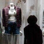 Vitrine de roupas em loja de rua, comércio no Centro do Rio