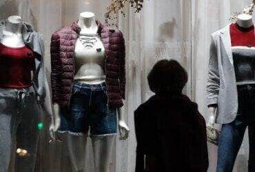 Vitrine de roupas em loja de rua, comércio no Centro do Rio
