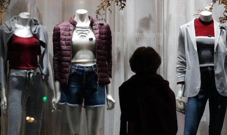 Vitrine de roupas em loja de rua, comércio no Centro do Rio