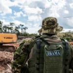 Garimpeiros tentam esconder trator durante operação contra garimpo ilegal em Mato Grosso