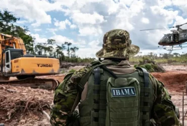 Garimpeiros tentam esconder trator durante operação contra garimpo ilegal em Mato Grosso