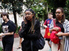 Rio de Janeiro(RJ), 10/11/2024 - Primeiros estudantes deixam o local de prova no segundo dia do Exame Nacional do Ensino Médio (Enem) 2024, na universidade UNINASSAU, no Flamengo, zona sul da cidade.  Foto: Tânia Rêgo/Agência Brasil
