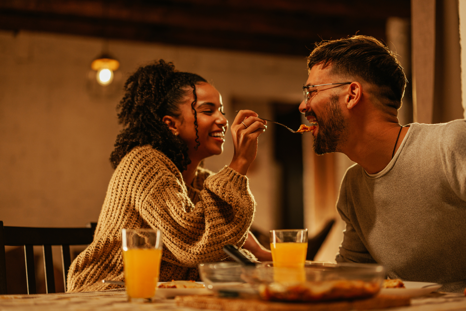 Presente do Dia dos Namorados: 7 dicas para economizar na hora das compras 79 jantar romantico