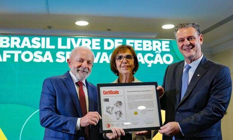 Paris, 06/06/2025 - Presidente da República, Luiz Inácio Lula da Silva, acompanhado do ministro da Agricultura, Carlos Fávaro, e da diretora-geral da OMSA, Emmanuelle Soubeyran, durante Cerimônia de certificação do Brasil como país livre de febre aftosa sem vacinação pela Organização Mundial de Saúde Animal (OMSA). Foto: Ricardo Stuckert/PR