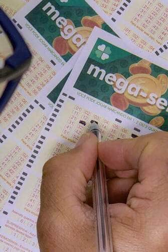 22/06/2023 - Brasília - Mega-Sena, concurso da  Mega-Sena, jogos da  Mega-Sena, loteria da  Mega-Sena - Volantes da Mega Sena sendo preenchidos para apostas em casas lotéricas da Caixa. Foto: Rafa Neddermeyer/Agência Brasil/Arquivo