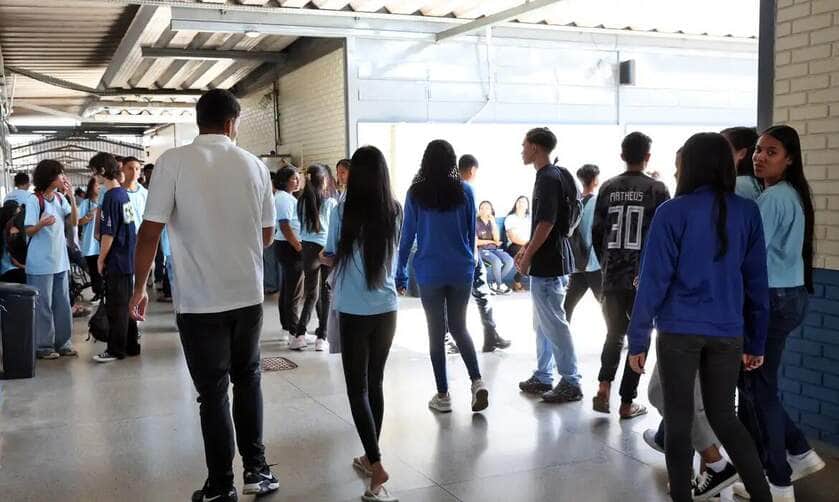 MEC planeja universalizar Pé-de-Meia para estudantes do ensino médio público 100 Brasília (DF), 19/02/2025 - Programa Pé-de-Meia. Alunos da escola CED619 da Samambaia. Foto: Antônio Cruz/Agência Brasil