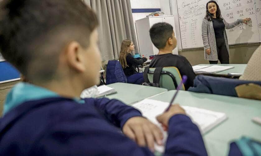 Canoas (RS), 21/06/2024 - A professora Suelem Furlanetto dentro de sala de aula na Escola Municipal Rio Grande do Sul, após enchente que atingiu toda a escola. Foto: Bruno Peres/Agência Brasil