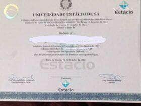 Brasília (DF), 11/06/2025 - Diploma apreendido pela Polícia Federal que deflagrou a Operação Código 451, com o objetivo de desarticular uma organização criminosa especializada na falsificação e comercialização de diplomas de ensino superior. Esses documentos estariam sendo utilizados para a obtenção de registros em conselhos profissionais e para o exercício ilegal de atividades privativas de profissões regulamentadas. Foto: PF/Divulgação