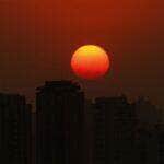 São Paulo (SP), 11/09/2024 - Final de tarde visto desde a Praça do Pôr do Sol mostra céu laranjado devido a poluição do ar. Foto: Paulo Pinto/Agência Brasil