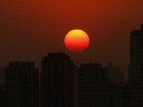 São Paulo (SP), 11/09/2024 - Final de tarde visto desde a Praça do Pôr do Sol mostra céu laranjado devido a poluição do ar. Foto: Paulo Pinto/Agência Brasil