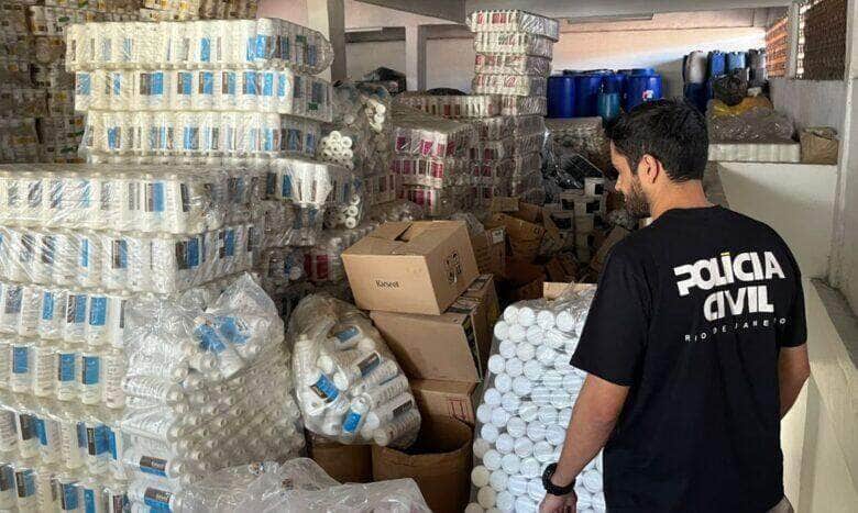 Rio de janeiro (RJ), 13/06/2025 - Polícia Civil apreende mais de 20 toneladas de material pirata, durante operação em fábricas clandestinas de cosméticos, em Duque de Caxias, na Baixada Fluminense. Foto: PCERJ/Divulgação