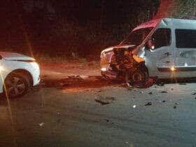 Acidente ocorreu na madrugada desta quinta-feira (12), na região da Vila Mineira; vítimas foram encaminhadas para o Hospital Regional e UPA