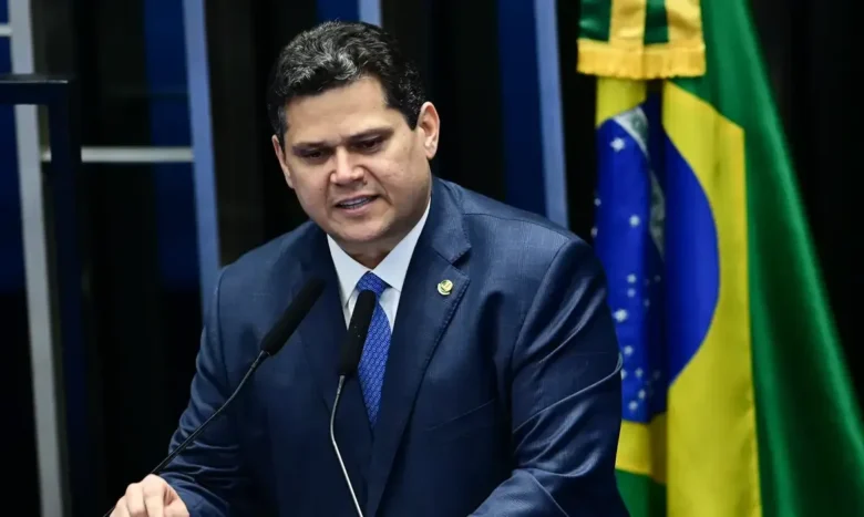 Senador Davi Alcolumbre (União-AP) no plenário do Senado Federal durante primeira reunião preparatória destinada à eleição do presidente do Senado Federal.