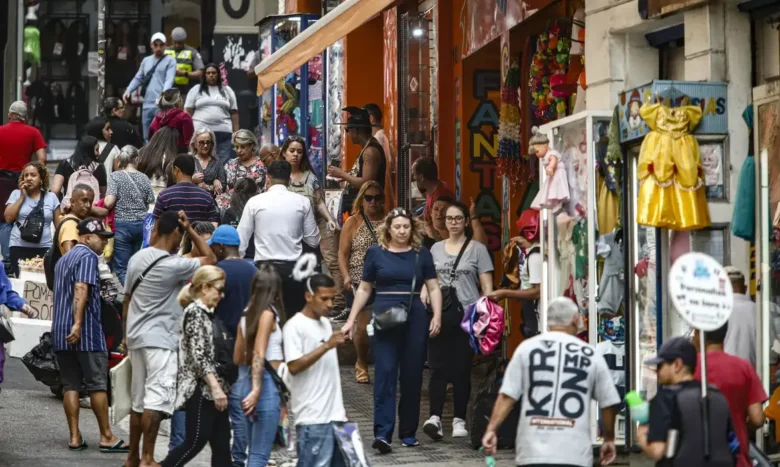 Pirataria é combatida na 25 de Março com fiscalização constante
