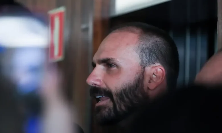 Líderes do PT pedem ao STF a prisão de Eduardo Bolsonaro