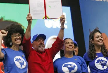 Lula anuncia taxação sobre empresas digitais americanas em resposta a tarifas de Trump
