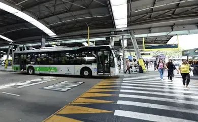 Ataques deixam mais de 460 ônibus danificados em SP