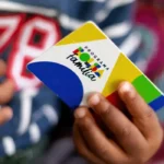 Iasmin da Silva (mãe) e Rafael de Jesus (filho) - Família Beneficiária do Programa Bolsa Família - CRAS de Sobradinho 1 - Brasília (DF). Na foto eles seguram o cartão do programa Bolsa Família. Fotos: