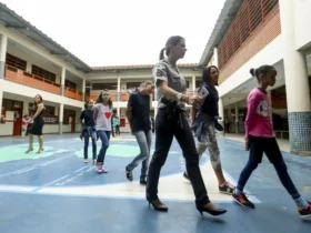 Estudantes protestam contra modelo cívico-militar em Minas Gerais