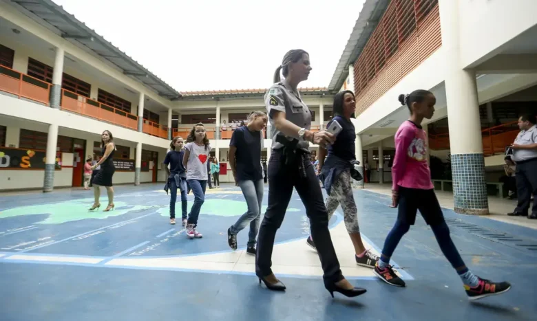 Estudantes protestam contra modelo cívico-militar em Minas Gerais