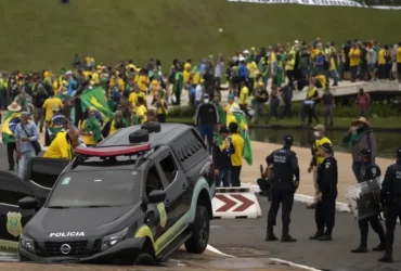 Brasília (DF), 08/01/2023 - Golpistas invadem prédios públicos na praça dos Três Poderes. Na foto, vândalos depredam carros da policia legislativa em frente ao Congresso Nacional.