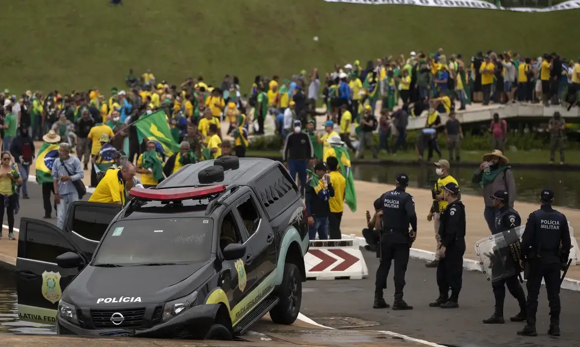 Brasília (DF), 08/01/2023 - Golpistas invadem prédios públicos na praça dos Três Poderes. Na foto, vândalos depredam carros da policia legislativa em frente ao Congresso Nacional.