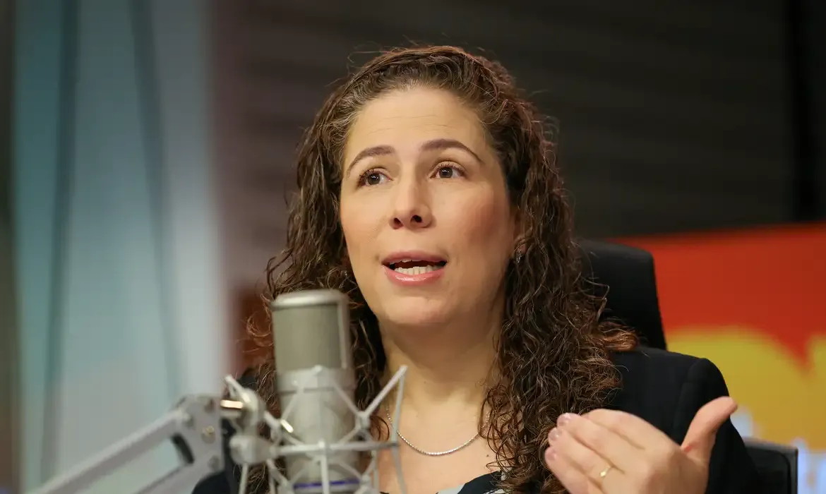 Ministra defende diálogo e esclarecimentos sobre concurso