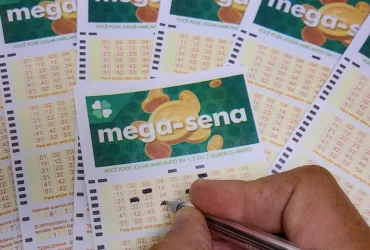 22/06/2023 - Brasília - Mega-Sena, concurso da Mega-Sena, jogos da Mega-Sena, loteria da Mega-Sena. - Volantes da Mega Sena sendo preenchidos para apostas em casas lotéricas da Caixa. Foto: Rafa Ne