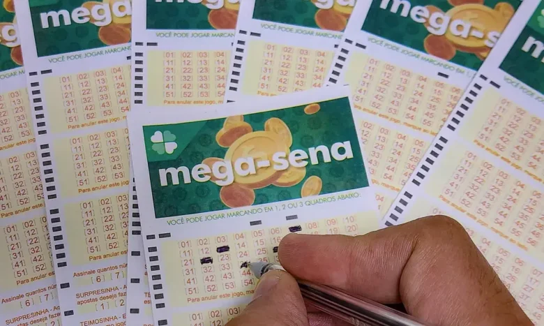 22/06/2023 - Brasília - Mega-Sena, concurso da Mega-Sena, jogos da Mega-Sena, loteria da Mega-Sena. - Volantes da Mega Sena sendo preenchidos para apostas em casas lotéricas da Caixa. Foto: Rafa Ne