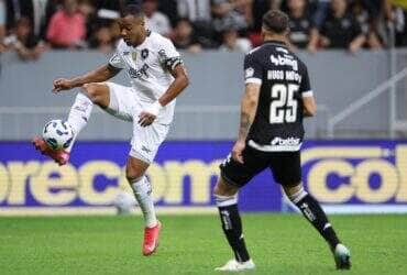 Botafogo x Vitória: Onde assistir, prováveis escalações e tudo sobre o confronto da 14ª rodada do Brasileirão. Imagem: Vitor Silva/BFR