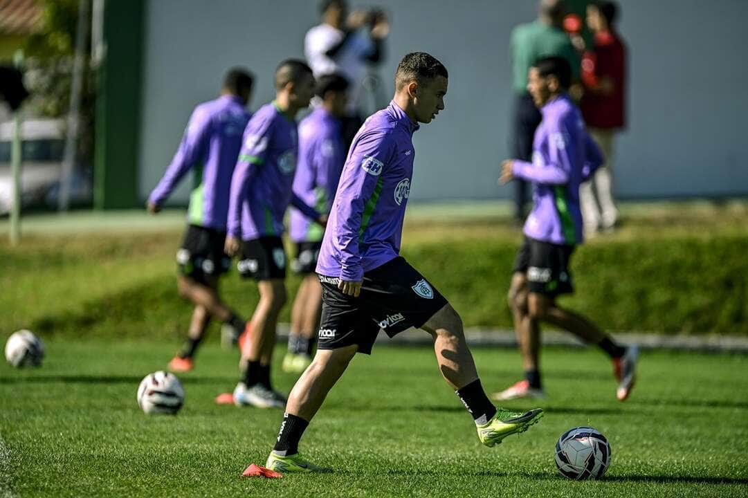 América-MG x Chapecoense: onde assistir, escalações e tudo sobre o duelo da 17ª rodada da Série B 2025. Imagem: Luiz Ferrazzo/ACF América-MG x Chapecoense: onde assistir, escalações e tudo sobre o duelo da 17ª rodada da Série B 2025. Imagem: Luiz Ferrazzo/ACF
