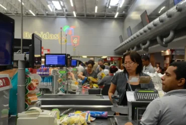 Vitória (ES) - Supermercados lotados com filas nos caixas e na entrada funcionam com horário reduzido (Tânia Rêgo/Agência Brasil)