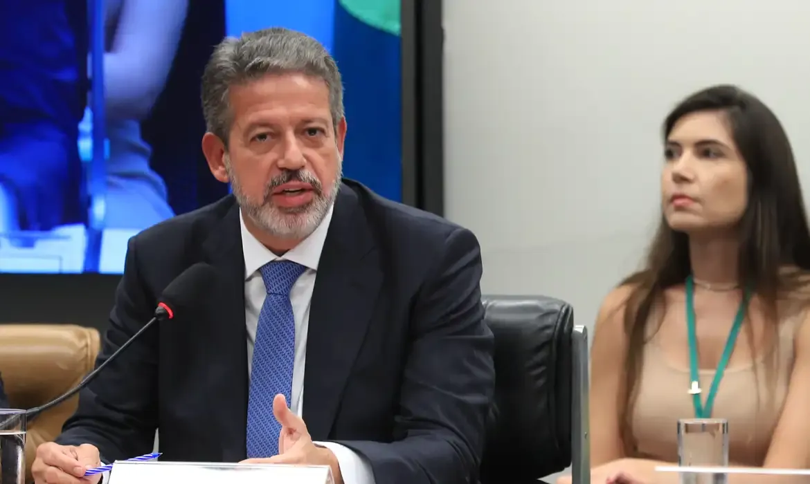 Lira amplia redução do Imposto de Renda para quem ganha até R$ 7.350