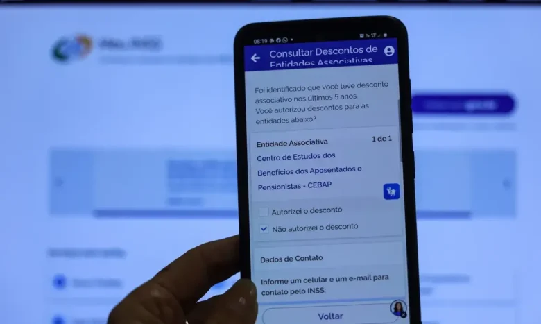 Brasília (DF), 14/05/2025 - Aposentada Neide Maria, recebeu o aviso no APP meu INSS, que teve desconto associativo nos últimos 5 anos. A partir desta quarta-feira (14), os aposentados e pensionistas d