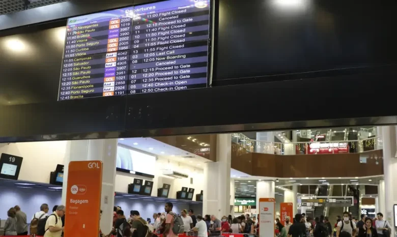 Movimento de passageiros no Aeroporto Santos Dumont no primeiro dia de greve dos aeronautas.