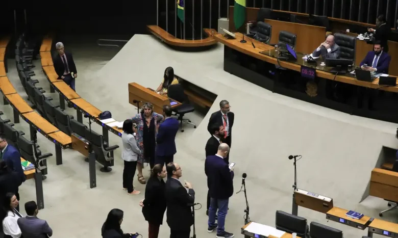 Câmara vota urgência para projeto que corta benefícios fiscais