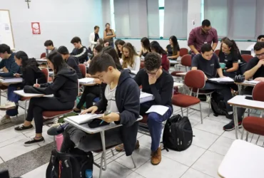Brasília (DF), 24/10/2024 - Alunos do colégio Galois em sala de aula na preparação dos últimos dias antes da prova do Enem 2024. Foto: José Cruz/Agência Brasil