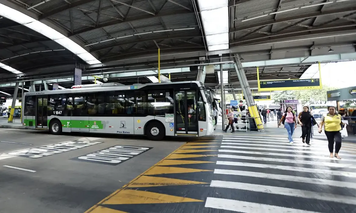 Polícia prende suspeito por ataque a ônibus em São Paulo