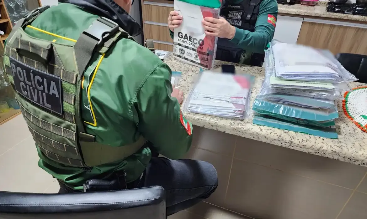 Santa Catarina, 23/07/2025 - O Grupo de Atuação Especial de Combate às Organizações Criminosas (GAECO) da Polícia Civl deflagrou, em apoio à Promotoria de Justiça da Comarca de Modelo, a Operação